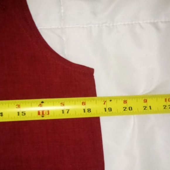 Maroon tank size medium - Picture 3 of 4